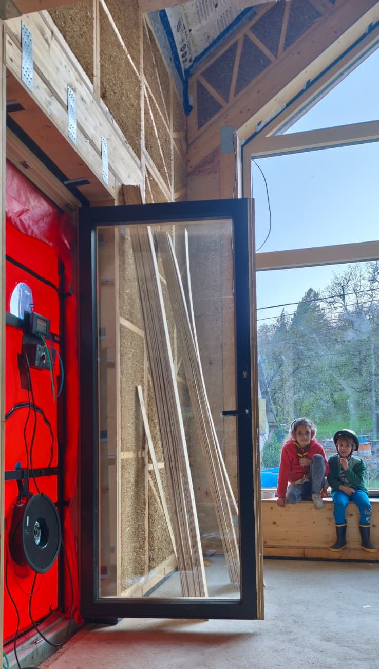 Blower door test počas merania vzduchotesnosti drevostavby